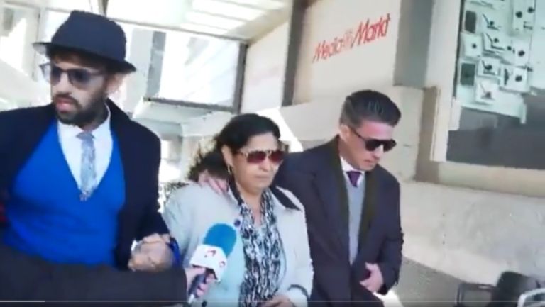 Mamá de Dani Alves saliendo de cita con los abogados