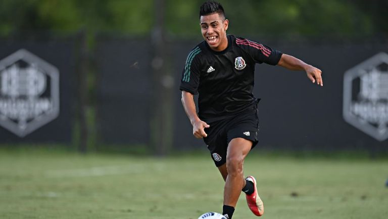 Efraín Álvarez, mediocampista de la Selección Mexicana