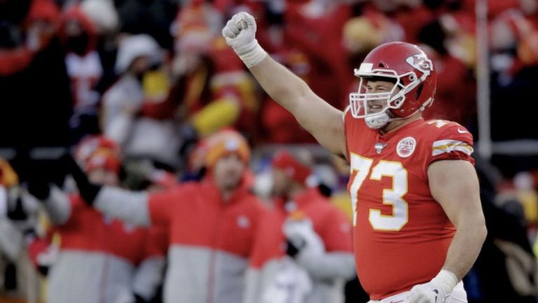 El linebacker ofensivo recibió a sus hijas gemelas previo al Super Bowl