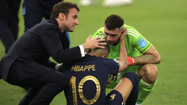 Martínez consolando a Mbappé tras la Final de Qatar 2022