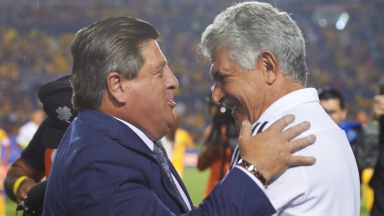 Miguel Herrera saluda al Tuca Ferretti previo a un partido 