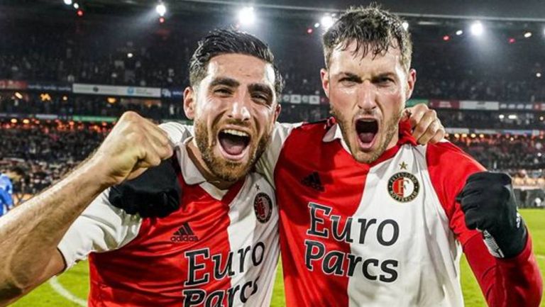 Santiago Giménez fue titular y colaboró en el triunfo del Feyenoord sobre el AZ