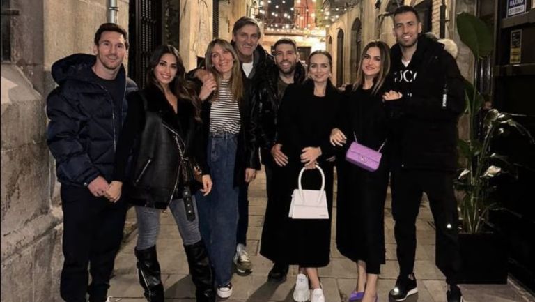 Messi y su esposa junto a sus excompañeros del FC Barcelona