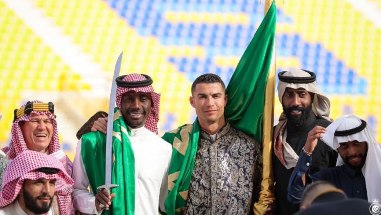 Cristiano 'sorprende' al vestirse de jeque árabe en la celebración nacional de Arabia Saudita