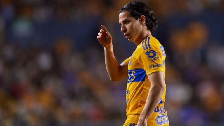 Diego Lainez jugando con Tigres