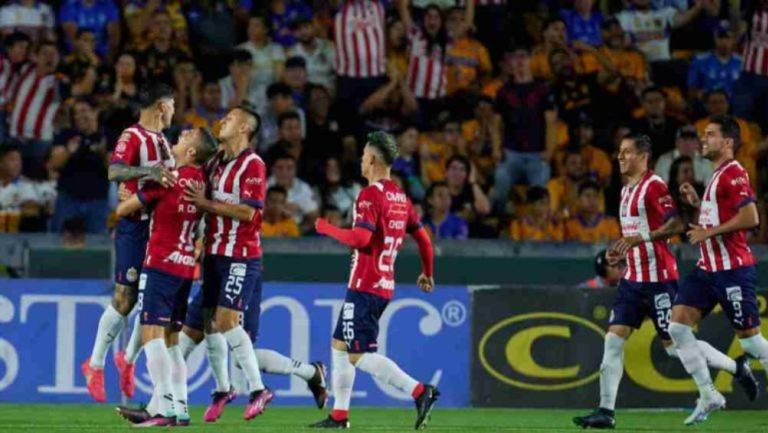 Chivas en festejo de gol