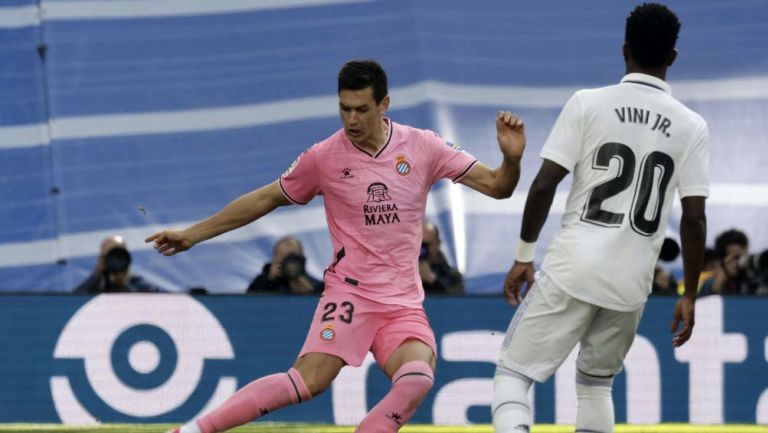 Montes ante la mirada de Vinicius Jr en el encuentro ante el Real Madrid