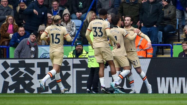 Chelsea logró su décima victoria en la Premier League al vencer de visita al Leicester City