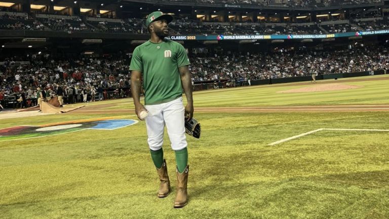 El pelotero con las botas previo al arranque del juego 