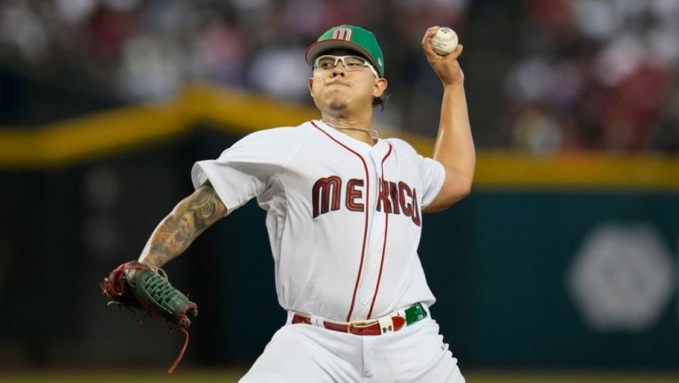 Julio Urías durante el juego vs Colombia en el CMB