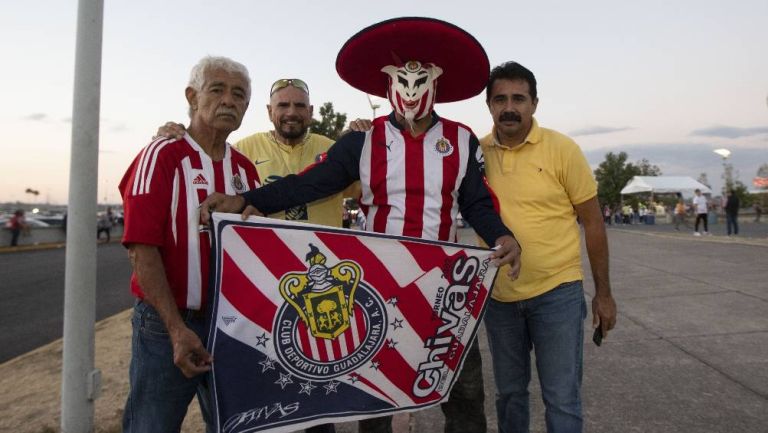 Afición de América y Chivas hacen retas de baile previo al Clásico Nacional