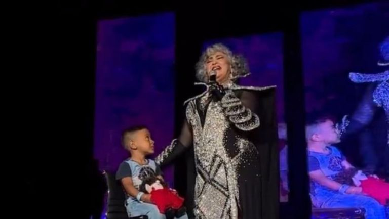 Amanda Miguel cantó "Castillos" en concierto con 'Chuchito', el niño que se hizo viral