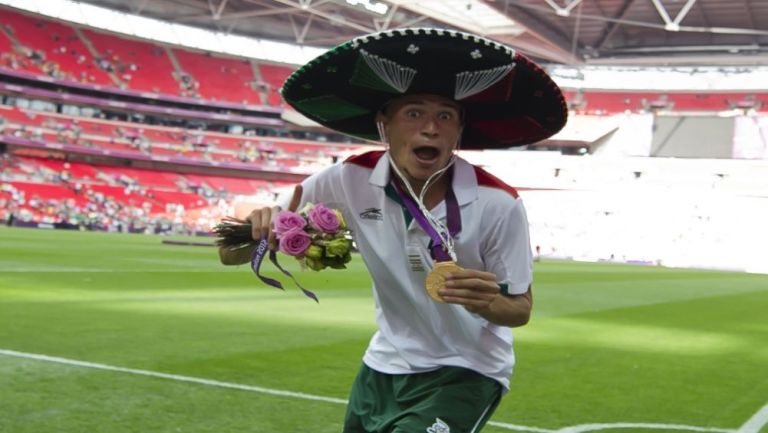 Chatón Enríquez posando con su medalla de oro en Londres 2010