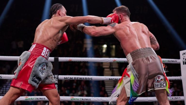 Benavidez y Plant durante la pelea