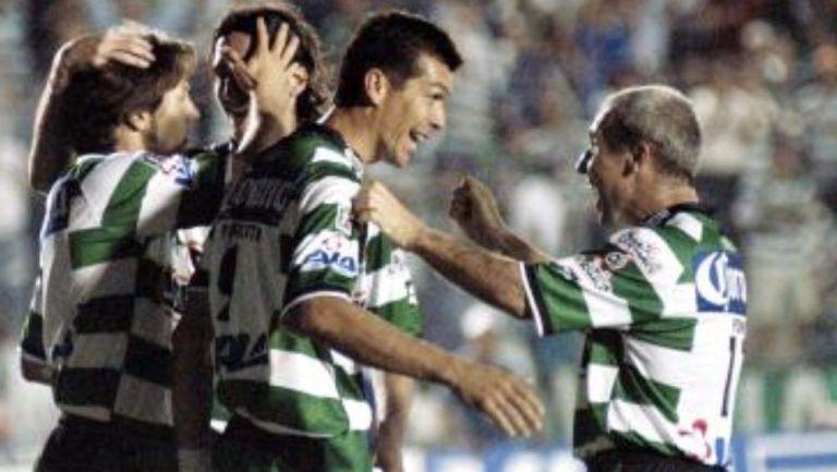 Jared Borgetti celebra uno de sus goles en Santos Laguna con el Pony Ruiz