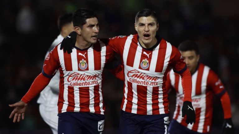 Ronaldo Cisneros y Víctor Guzmán celebrando un gol de Chivas ante Pumas