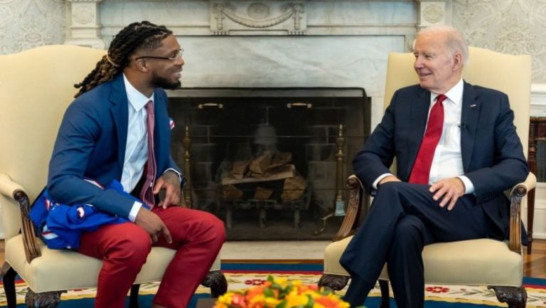 Hamlin charlando con Biden en la Casa Blanca