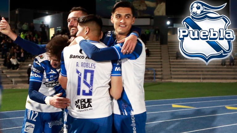 Jugadores de Puebla en festejo de gol