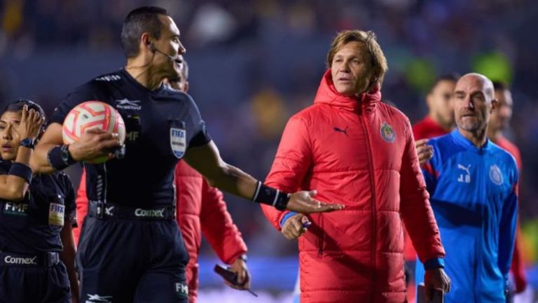 Claudio Arzeno en el partido de Chivas vs Tigres reclamándole al árbitro