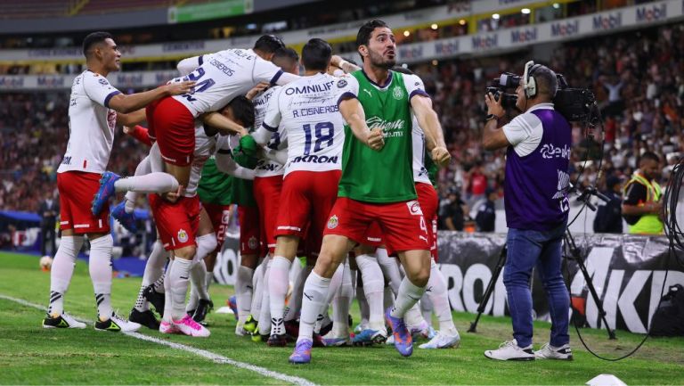 Jugadores de Chivas festejando el primer gol ante Atlas