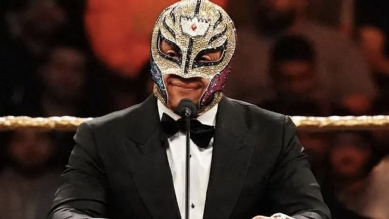 Rey Mysterio durante su inducción al Salón de la Fama de la WWE