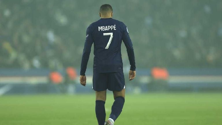 Tras queja de Kylian Mbappé, PSG retira campaña con abonados