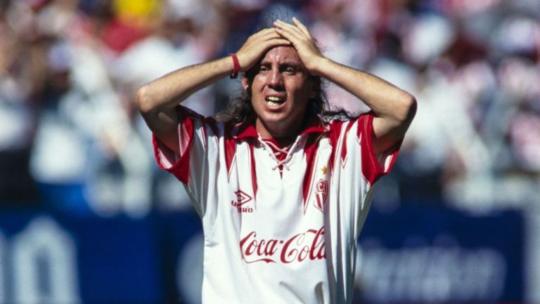 Alex Aguinaga en un partido del Necaxa en 1998