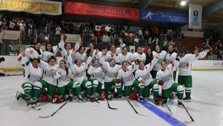 Selección Mexicana de Hockey Femenil luego de ganar la medalla de bronce