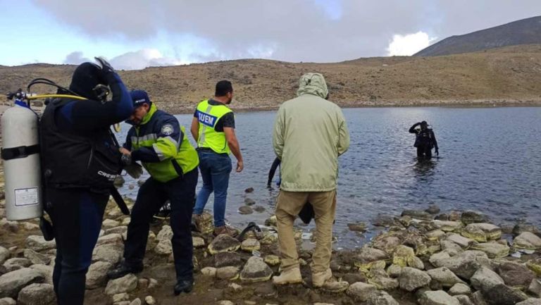 Los equipos de rescate sacaron el cuerpo del joven