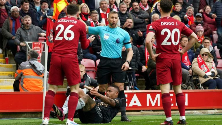 Andrew Robertson reclamando una jugada al juez de línea que lo golpeó