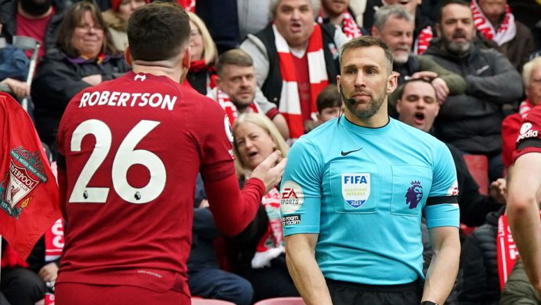 Premier League suspende a árbitro que agredió a Andy Robertson