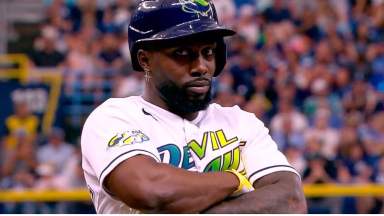 Randy Arozarena celebrando un hit en un partido de los Rays de Tampa