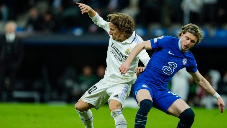 Modric protege el balón ante el acoso defensivo