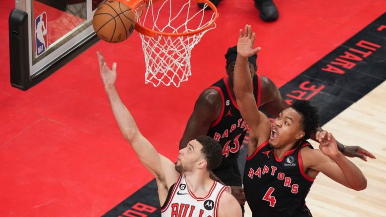 Zach LaVine vence a Scottie Barnes rumbo al canasto