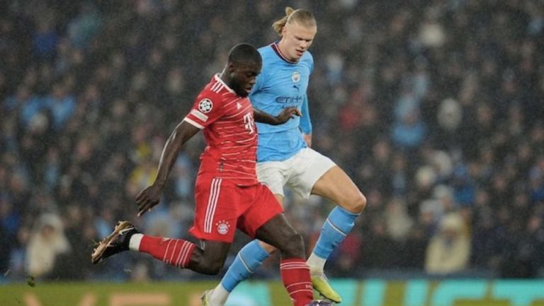 Dayot Upamecano cometió errores en el encuentro ante el Manchester City