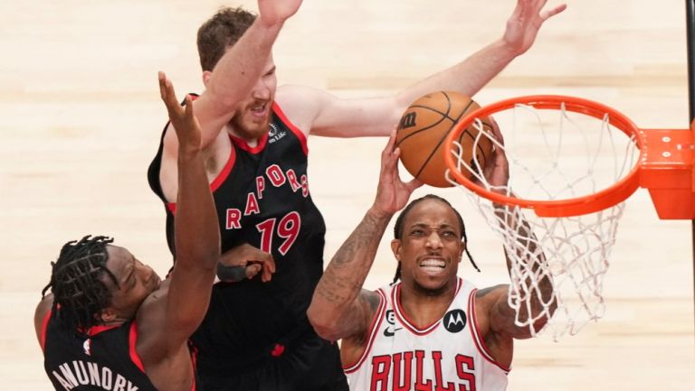 DeRozan rumbo al canasto frente a Toronto