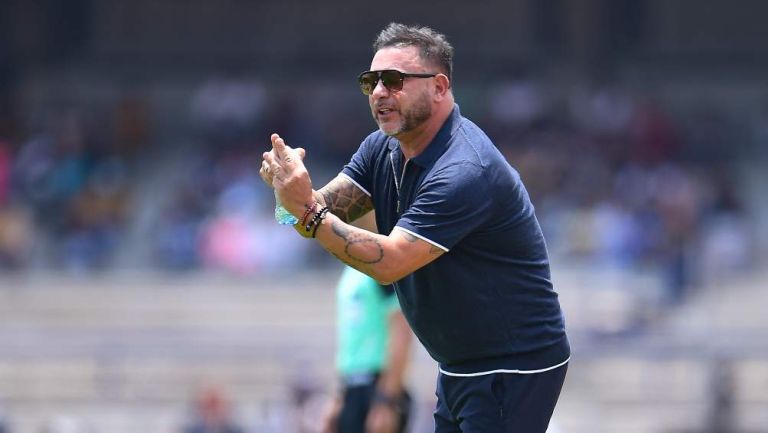 Antonio Mohamed durante un partido con Pumas