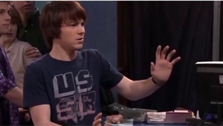 Drake Bell en la serie Drake & Josh haciendo su tradicional frase