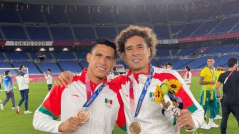 Luis Ángel Malagón y Guillermo Ochoa con la medalla de los Juegos Olímpicos
