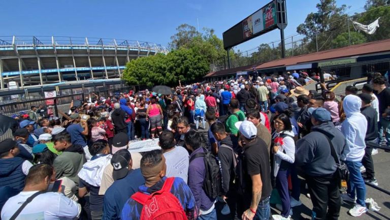 La gente en las inmediaciones del Azteca