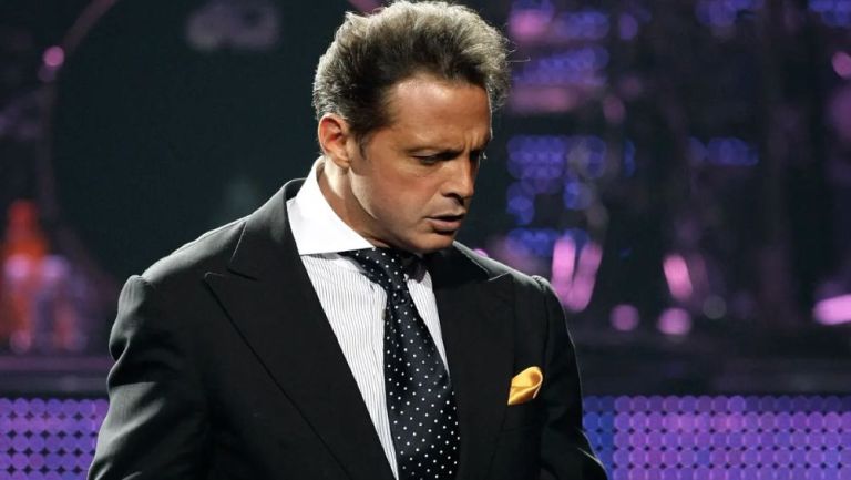 Luis Miguel durante un concierto 