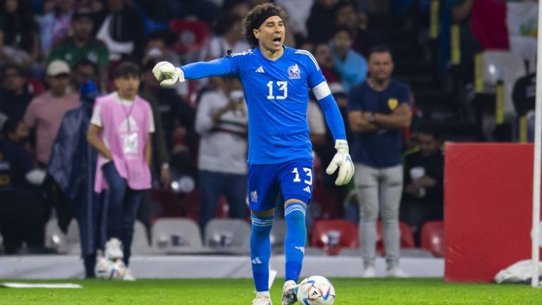 Ochoa da órdenes sobre el césped del Azteca