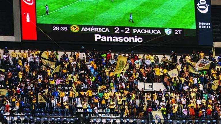 Las gradas del Azteca en partido frente al Pachuca