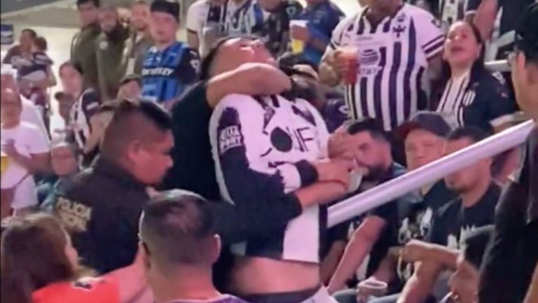 Así fue como sacaron del estadio al aficionado de Monterrey