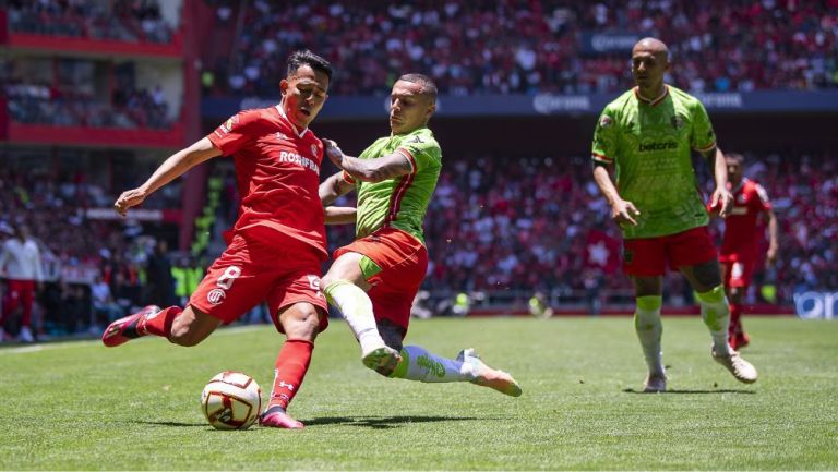 Adrián Mora barriendo a Sebastián Saucedo en el Toluca vs Juárez