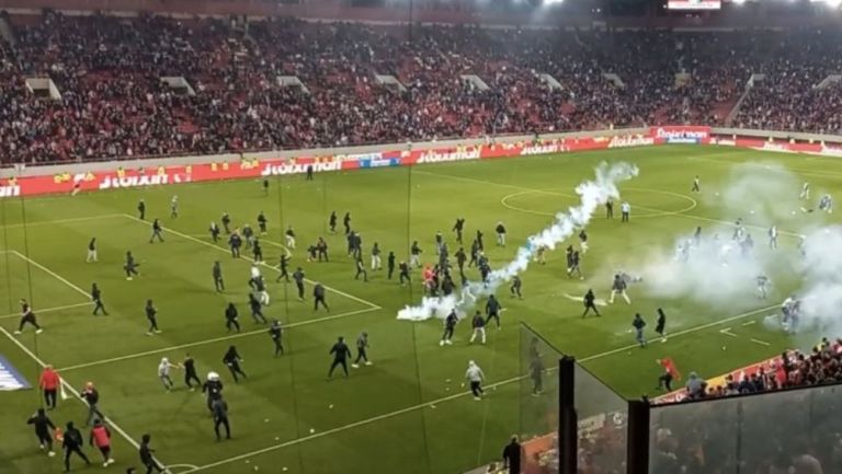 Aficionados comenzaron a lanzar objetos a la cancha del Olympiacos