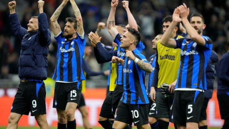 Los jugadores celebran el pase con la afición