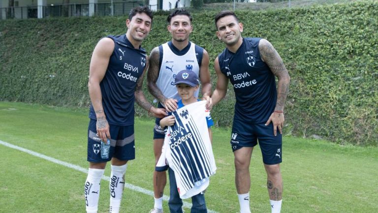 El joven Miguel con algunos miembros del equipo