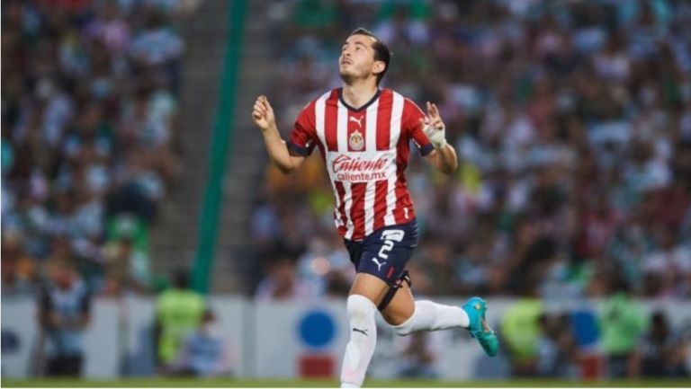 Alan Mozo en un partido de Chivas