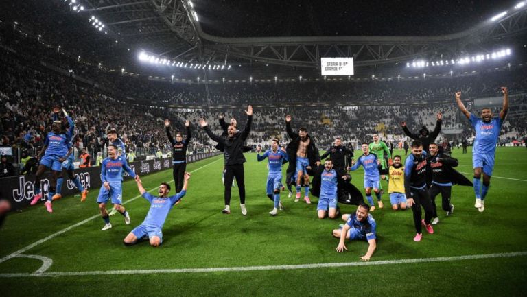 El Napoli festeja victoria sobre la Juve